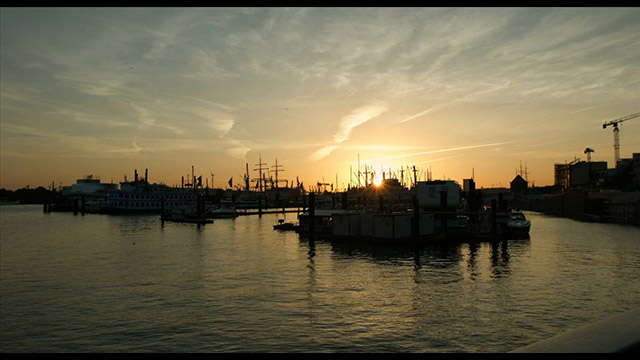 Quick and dirty edit from my first footage shot with my Blackmagic Production Camera to get to know it. Music was a bit of a fast select due to time constraints. Not exactly matching Hamburg, but with a nice mood ...